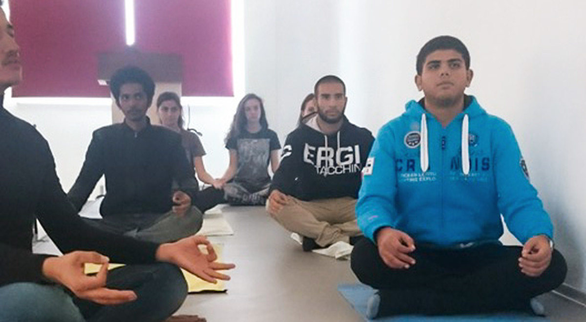 DAÜ Yabancı Diller Okulu’nda Yoga ile Huzurlu Dakikalar