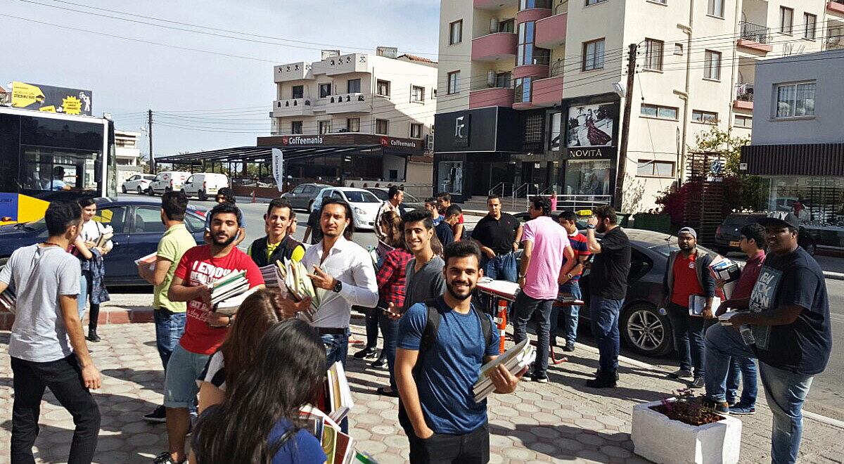 DAÜ Hazırlık Öğrencileri Kitap Satarak Yardım Topladılar