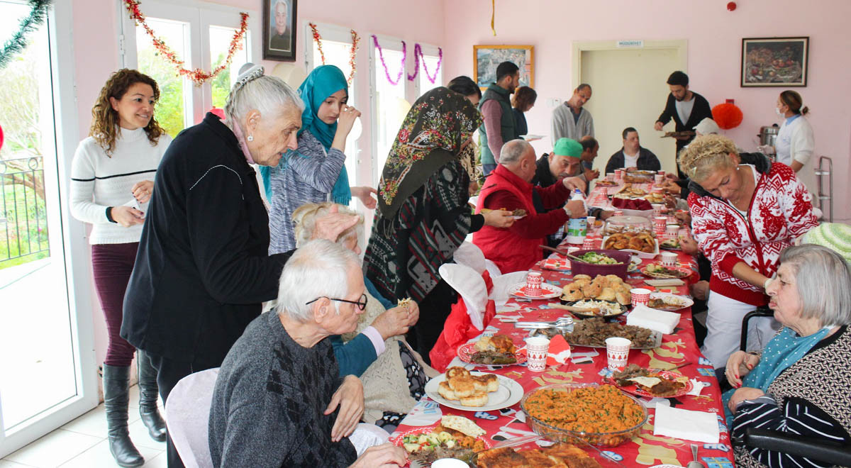 DAÜ’lü Gençler Sınırüstü Halk Vakfı’nda Yeni Yıl Balosu Düzenledi