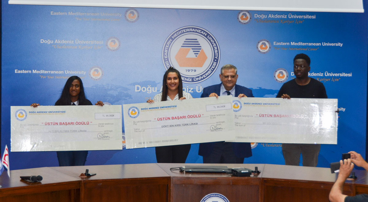 DAÜ’den Başarılı Öğrencilerine İlk Kez Nakdi Çek Ödülü
