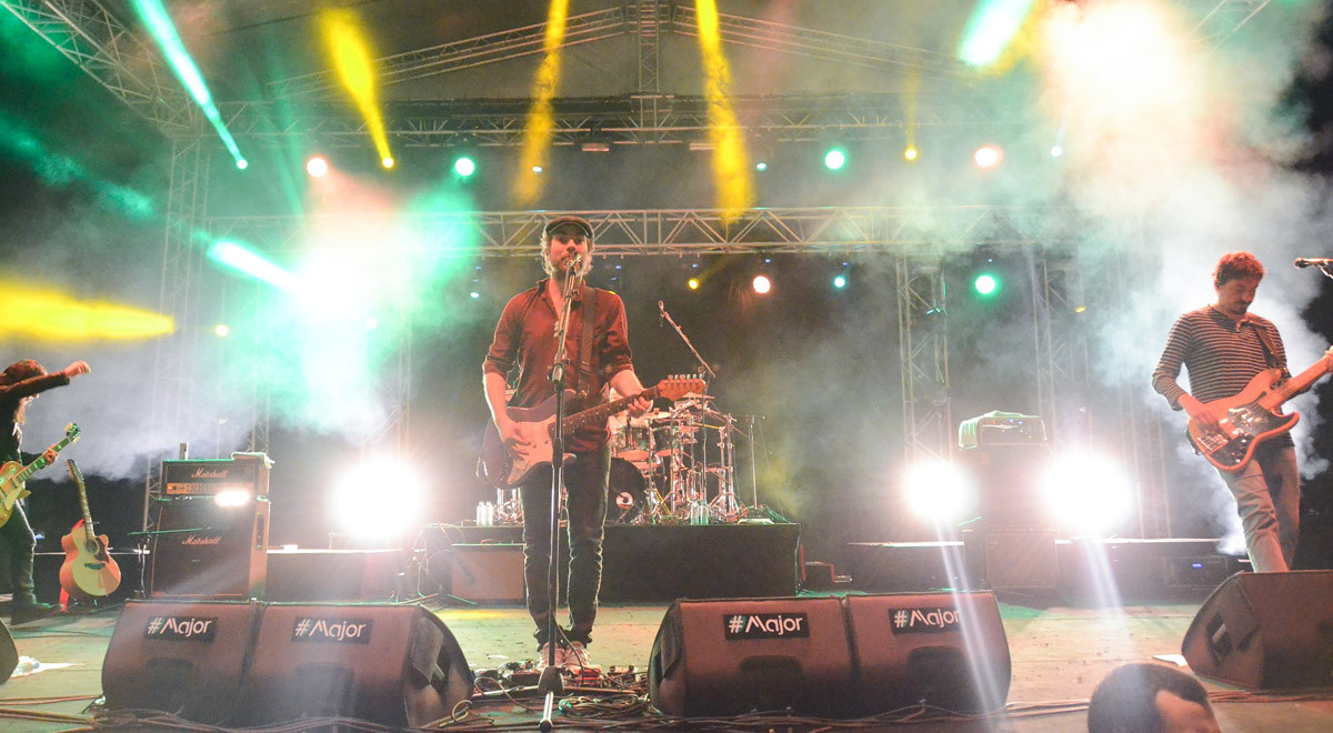 DAÜ Bahar Festivali’nde Mor ve Ötesi Sahne Aldı