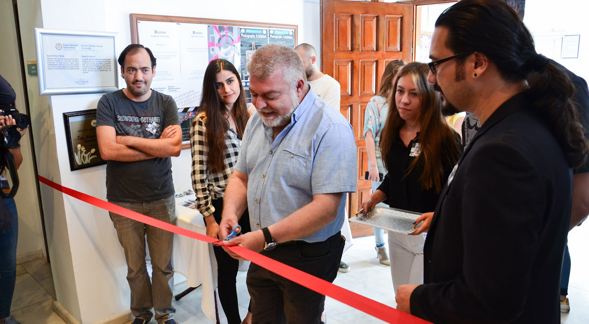 DAÜ İletişim Fakültesi Öğrencilerinden SOS Çocuk Köyü Yararına Fotoğraf Sergisi