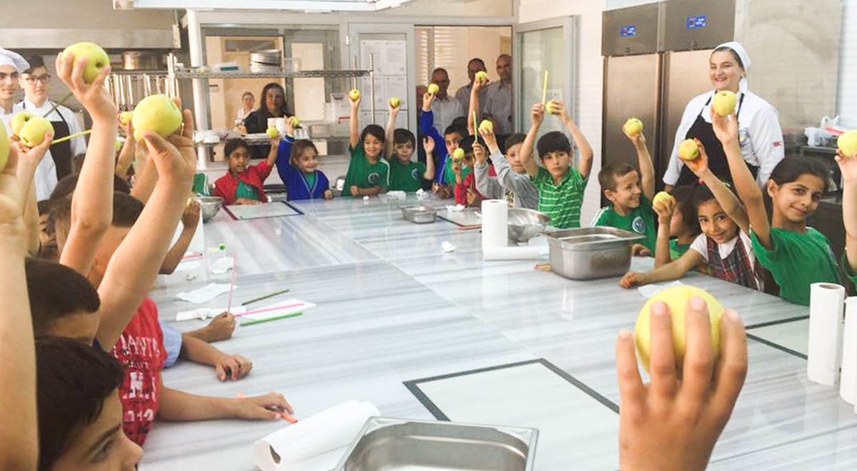 Şehit Osman Ahmet Primary School Students Learn How to Make Candy Apples at EMU Tourism Faculty