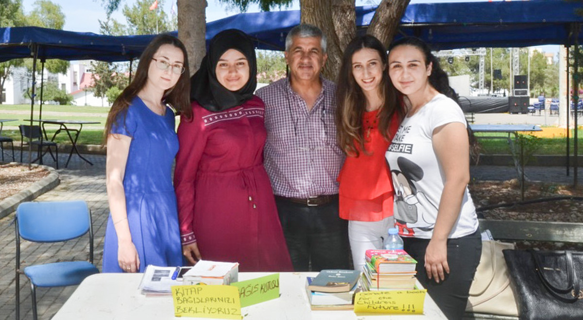 DAÜ Yabancı Diller Eğitimi Bölümü Öğrencilerinden İlkokul Öğrencilerine Kitap Bağışı
