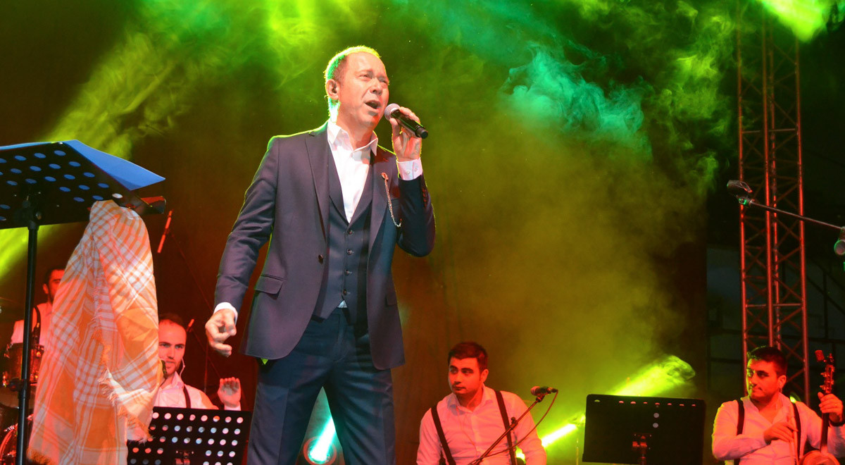 Sümer Ezgü Performs at  EMU with Folk Songs