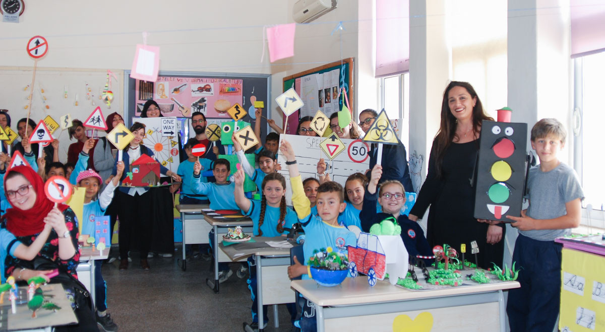 DAÜ, “Çocuk ve Trafik Güvenliğini İngilizce Öğrenimi ile Bütünleştiren Projeler”i Yeni Erenköy İlkokulu’na Bağışladı