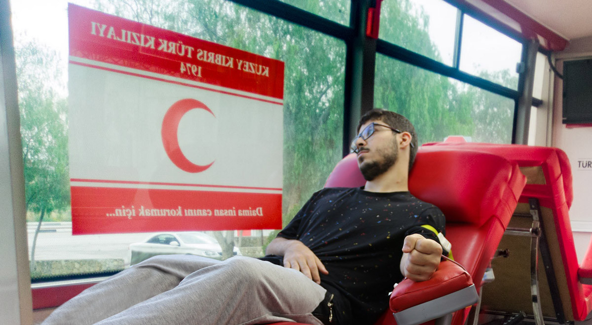 DAÜ Halkla İlişkiler ve Reklamcılık Bölümü Öğrencilerinden ve Kuzey Kıbrıs Türk Kızılayı’ndan Anlamlı Bağış