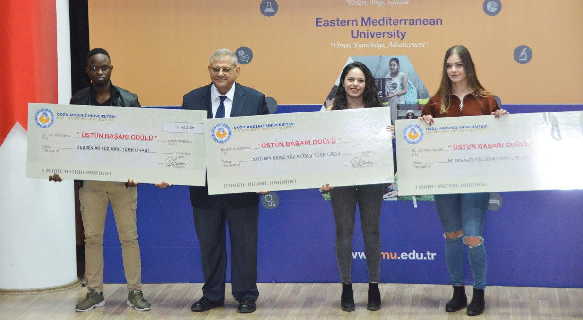 DAÜ’den Başarılı Öğrencilerine Nakdi Çek Ödülü