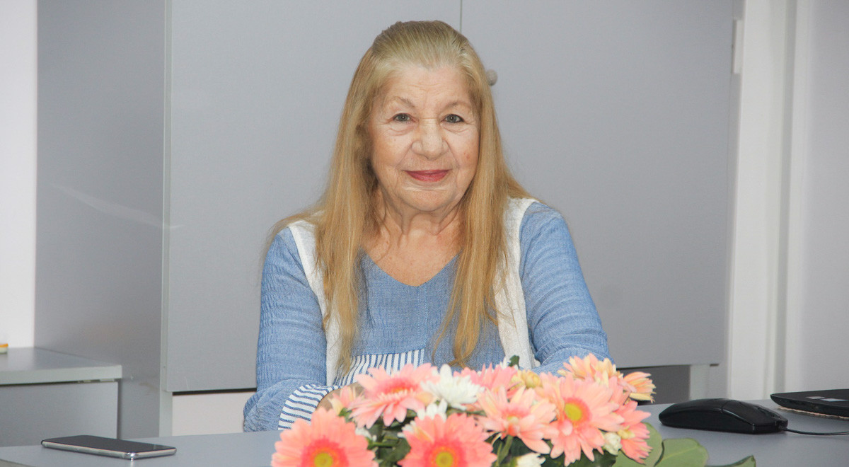 Famous Actress Ayla Algan in EMU