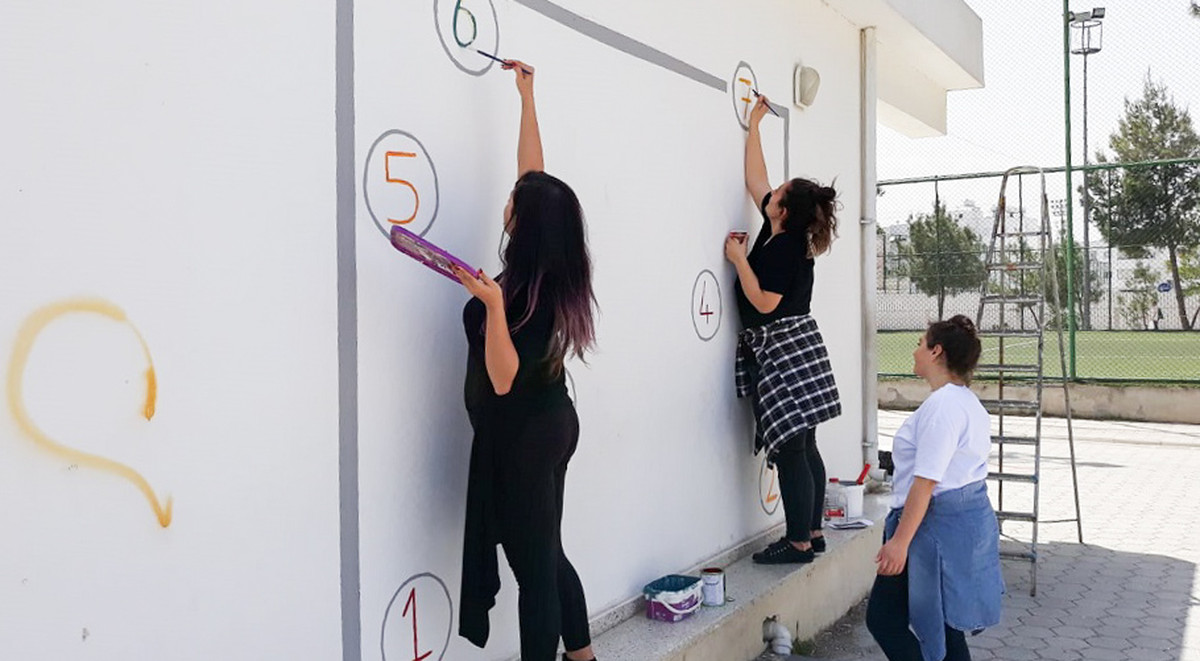 DAÜ, Halkla İlişkiler ve Reklamcılık Bölümü Öğrecilerinden “Eğlendirerek Öğretmek” İçin Anlamlı Proje