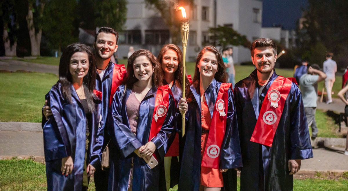 DAÜ 2018-2019 Akademik Yılı Mezunları Fener Alayı ile Kente Veda Etti