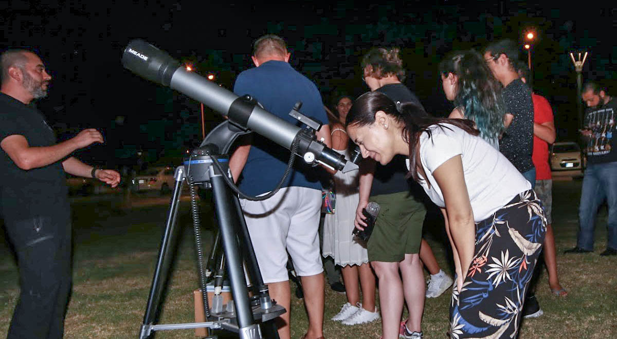 Secondary School Students Examine Space