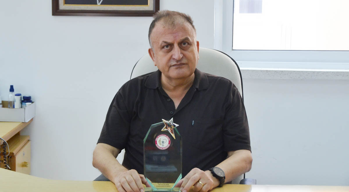 DAÜ Eczacılık Fakültesi Dekanı Prof. Dr. Mustafa F. Şahin’e Onur Ödülü