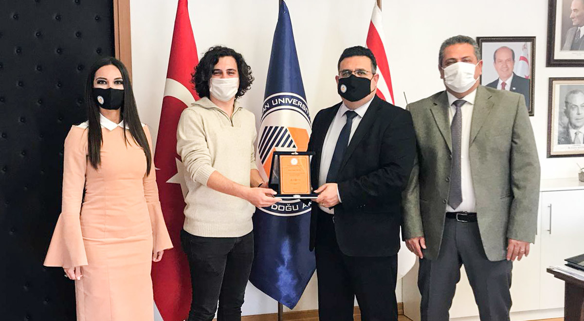 DAÜ Rektörü Prof. Dr. Aykut Hocanın’dan İletişim Fakültesi Mezunu Samet Yıldız’a Teşekkür Plaketi