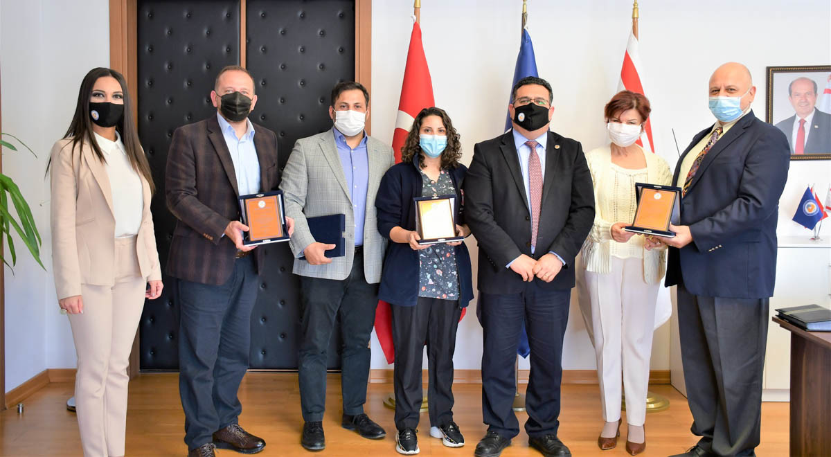 DAÜ Rektörü Prof. Dr. Aykut Hocanın’dan MDH-DAÜ Moleküler Genetik Araştırma Laboratuvarı Ekibine Teşekkür Plaketi