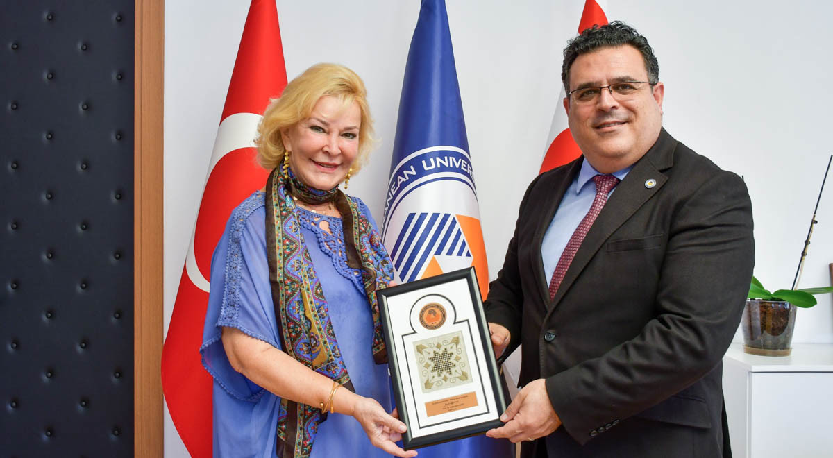 Türkiye Devlet Sanatçısı Gülsin Onay DAÜ Rektörü Prof. Dr. Aykut Hocanın’ı Ziyaret Etti