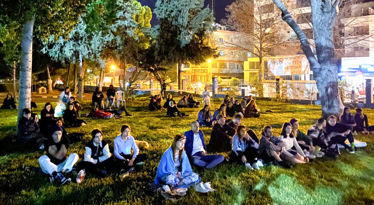 DAÜ’de Açık Hava Film Gösterimi Düzenlendi