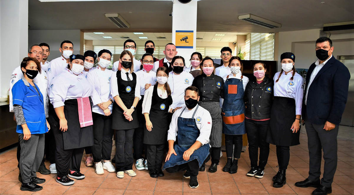 Ünlü Gurmeler Mehmet Yaşin ile Teoman Hünal DAÜ Turizm Fakültesi Tower Restorant’ta Kıbrıs Yemeklerini Tattı