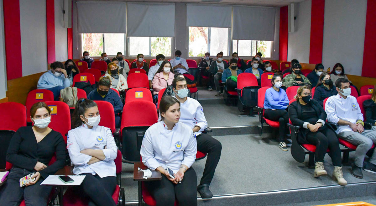 DAÜ’de Gastrodaü Seminerleri Çerçevesinde Kıbrıs’ın Yenilebilir Böcekleri ve Otları Anlatıldı