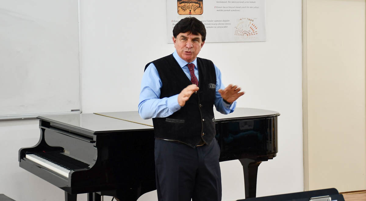 Artist Turgay Hilmi Met with the Students of EMU