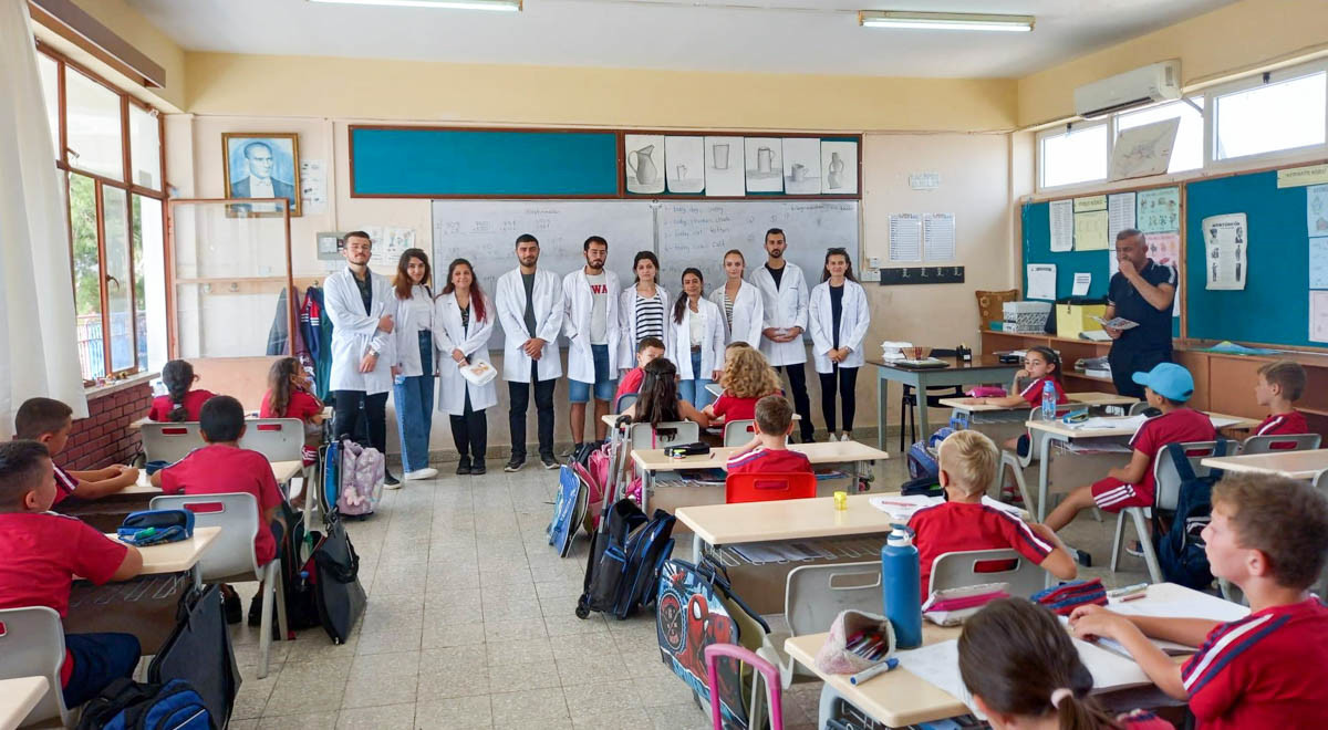 DAÜ Hemşirelik Bölümü Öğrencileri İlkokullarda Beslenme Eğitimi Verdi