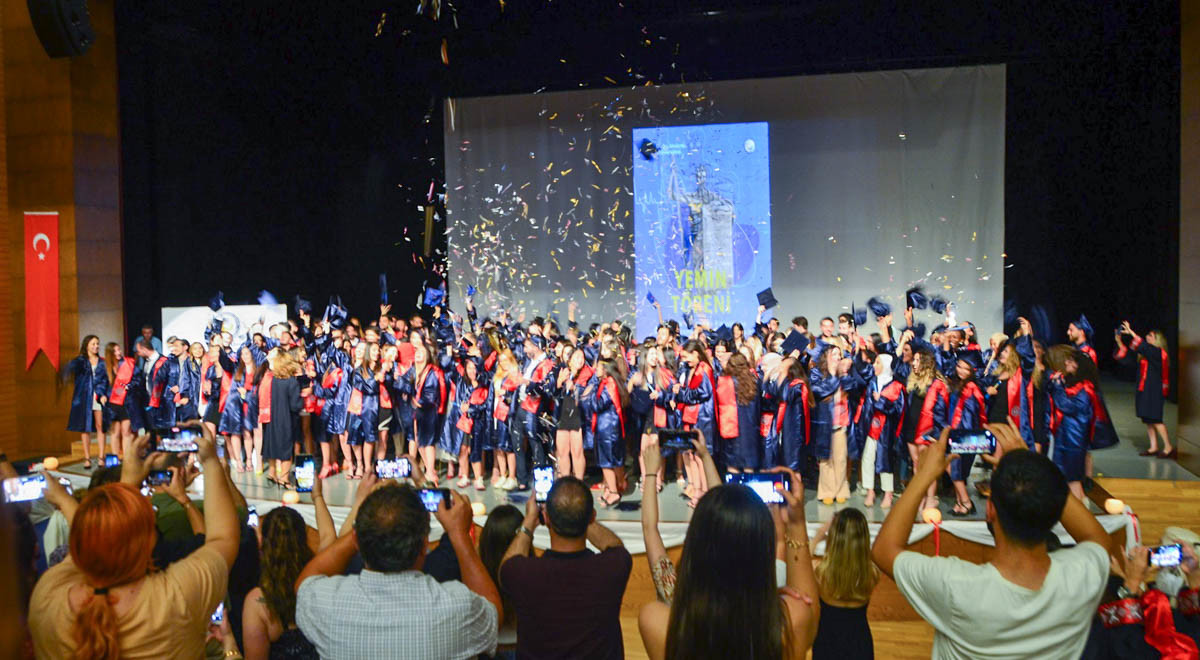 DAÜ Sağlık Bilimleri Fakültesi Bahar Mezunları İçin Yemin Töreni Düzenledi