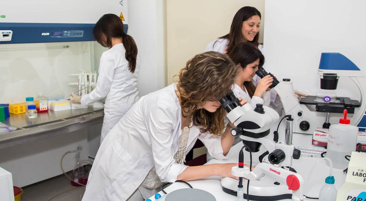 DAÜ Eczacılık Fakültesi Yeni Öğrencilerini Bekliyor