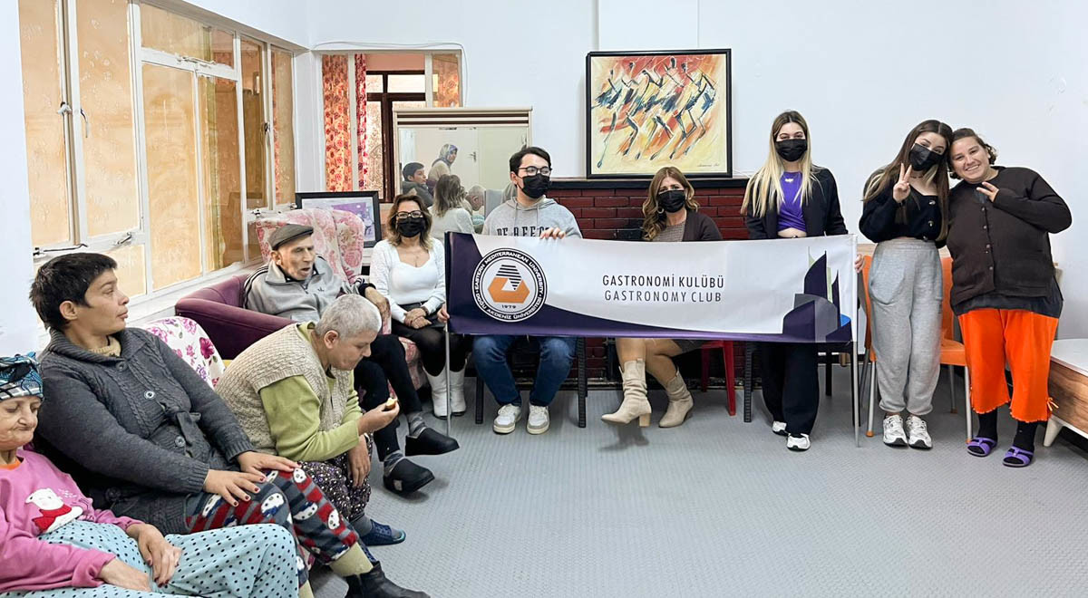 DAÜ Turizm Fakültesi Öğrencilerinden Yaşlılara Vefa Örneği