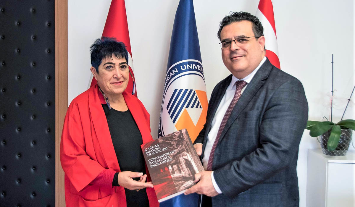 DAÜ Yayınevi’nin Yeni Kitabı “Çağdaş Mağusa Gravürleri” Editör Ayhatun Ateşin Tarafından DAÜ Rektörü Prof. Dr. Aykut Hocanın’a Sunuldu