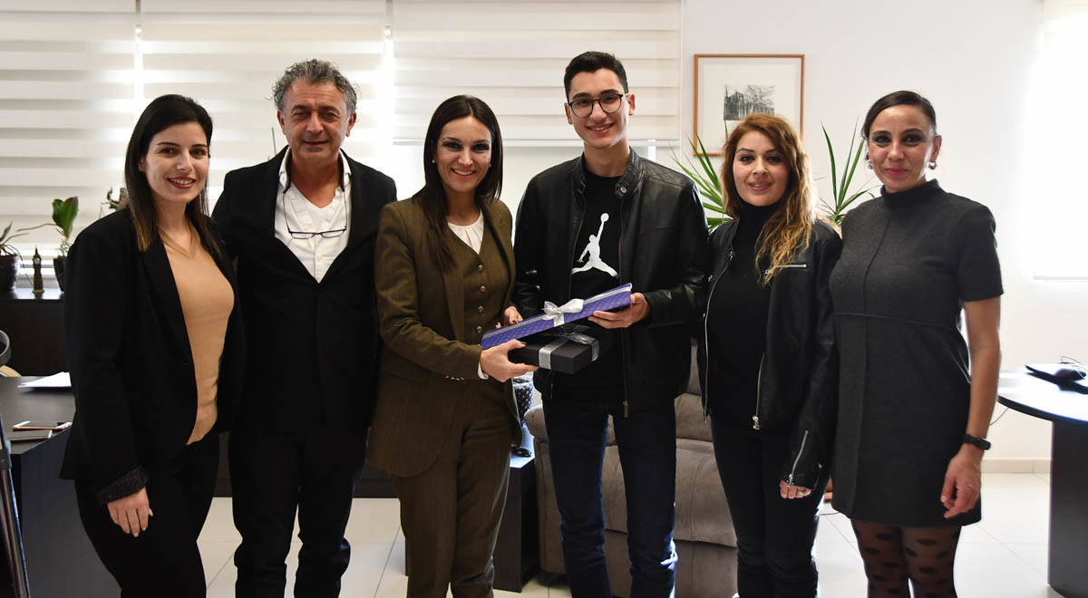 DAÜ Halkla İlişkiler ve Reklamcılık Bölümü Öğrencisi Ata Özdemir Uluslararası Forma Tasarımı Yarışmasında Birinci Oldu