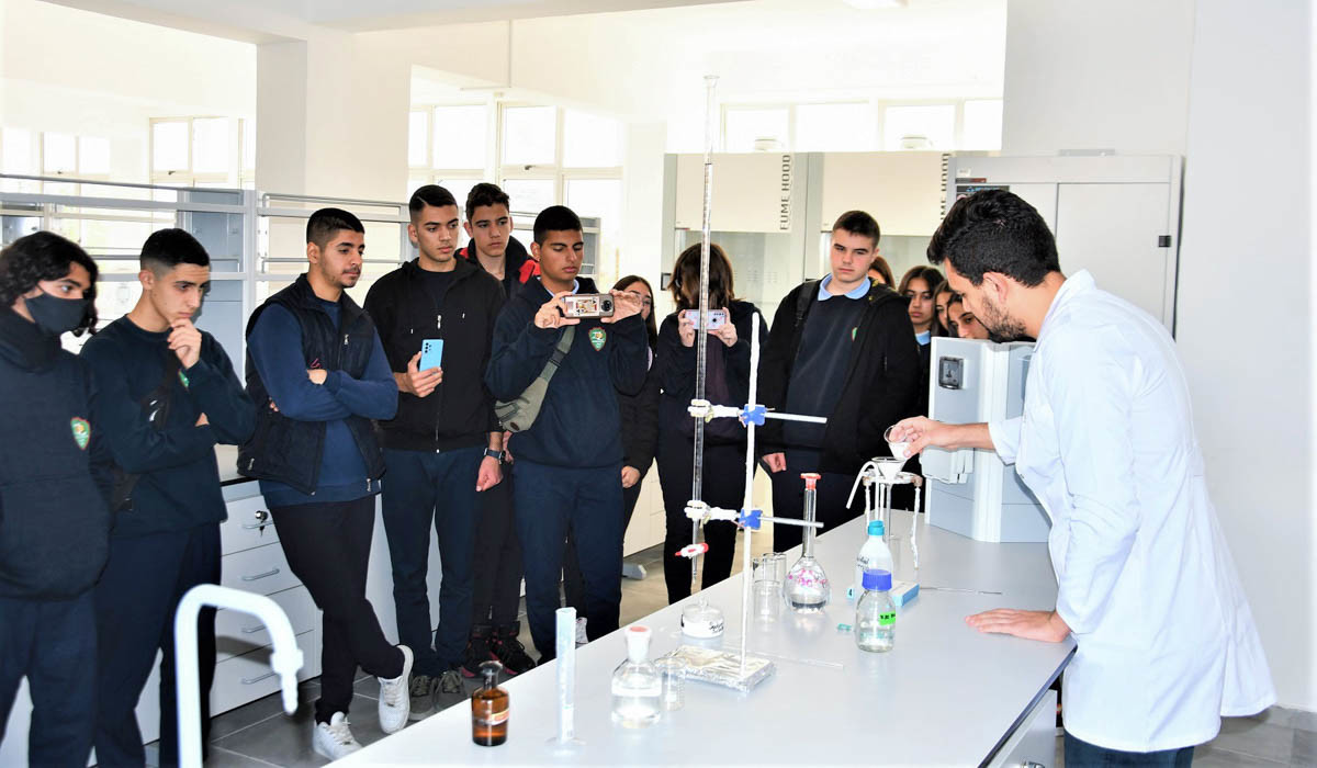 DAÜ Fizik ve Kimya Bölümleri’nden Değirmenlik Lisesi Öğrencilerine Laboratuvar Eğitimi