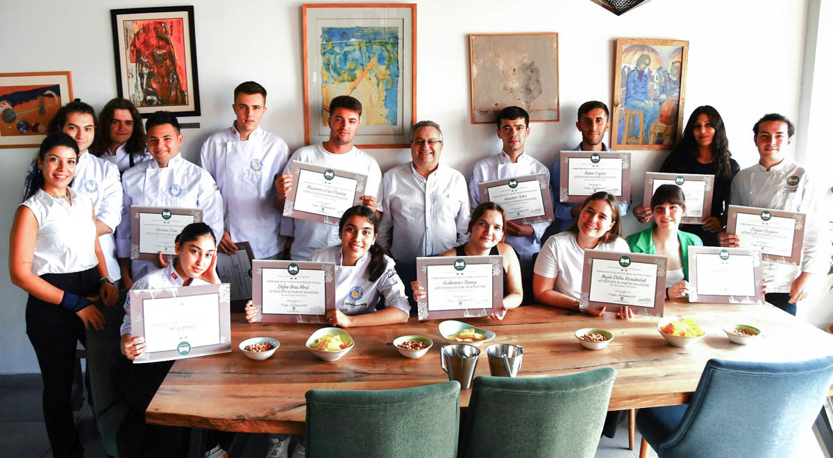 İtalya’daki Eğitim ve Stajlarını Tamamlayan DAÜ Gastronomi ve Mutfak Sanatları Bölümü Öğrencileri Sertifikalarını Aldı