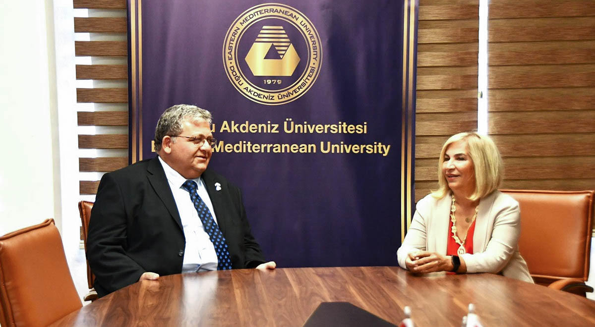 DAÜ Rektör Vekili Prof. Dr. Mustafa Tümer’den Prof. Dr. Ülker Vancı Osam’a Teşekkür Plaketi