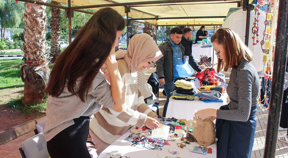 DAÜ Hukuk Fakültesi Şampiyon Melekleri Yaşatma Derneği Yararına Kermes Düzenledi