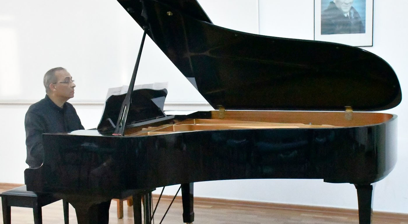 DAÜ’de “Müzik ve Yaşama Çok Yönlü Bakmak” Konulu Konser ve Söyleşi Gerçekleştirildi