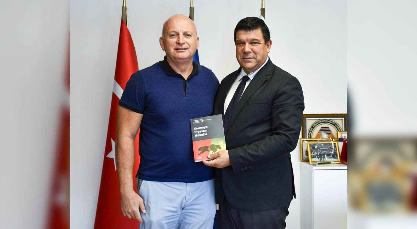 DAÜ İşletme Bölümü Öğretim Üyesi Doç. Dr. Murad Kayacan “Sermaye Piyasası Hukuku” Kitabını DAÜ Rektörü Prof Dr. Hasan Kılıç’a Takdim Etti