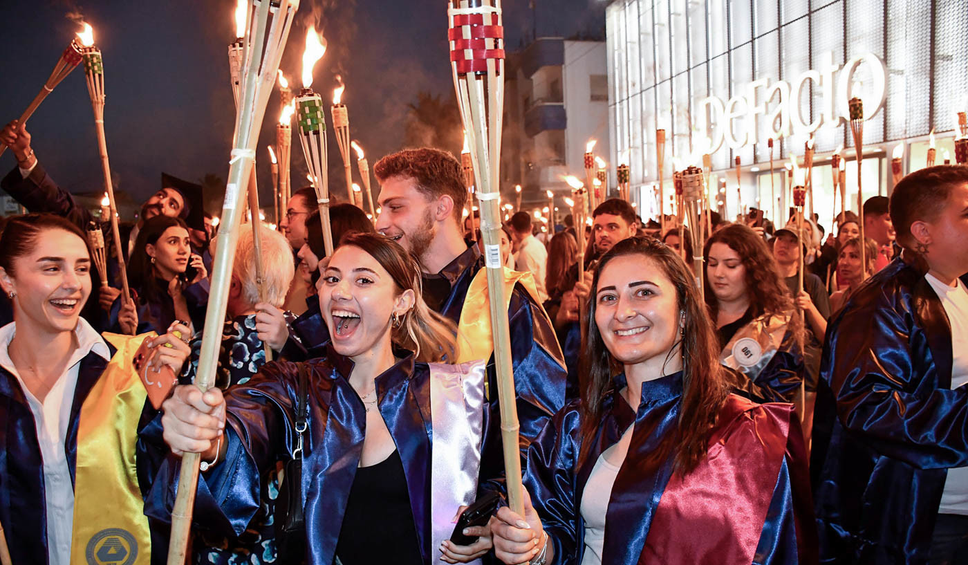 Yüzlerce DAÜ Mezunu Meşalelerle Gazimağusa’ya Veda Etti